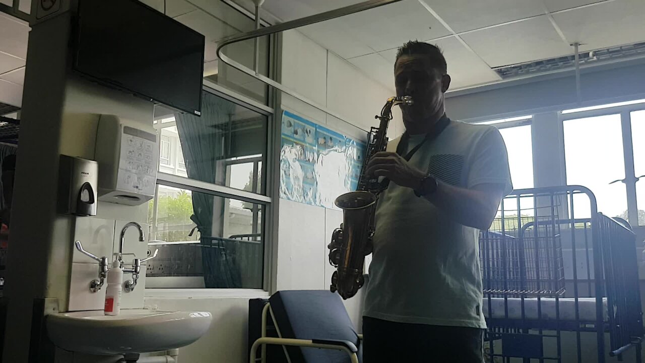 SOUTH AFRICA - Cape Town - Goldfish visit children at Red Cross War Memorial Children’s Hospital (Video) (qcZ)