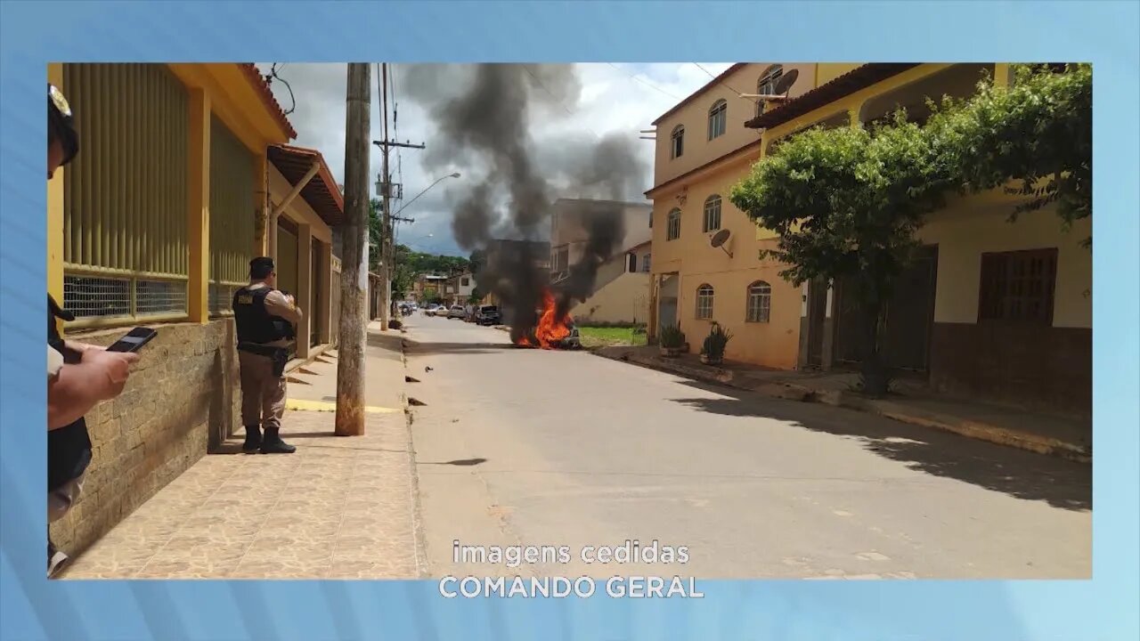 Itanhomi: carro pega fogo no meio da rua e dono não sabe o que pode ter acontecido