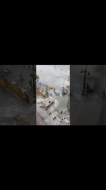 SE SALIO EL MAR EN LA INDIA LAS FUERTES OLAS INUNDARON LAS CALLES