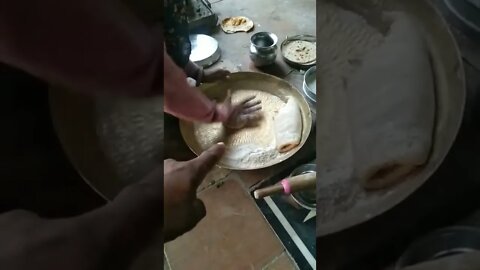 how to make Chapati !! भारत के लोग रोटियां कैसे बनाते हैं