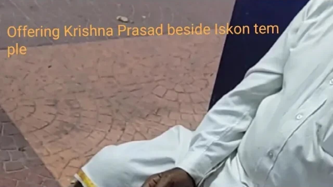 A devotee offering Krishna prasad to poor people, #shorts,#devotee,#krishnaprasadam,#iskon