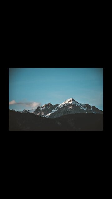 Planes in the mountain of a caracteristic landscape... 🌆