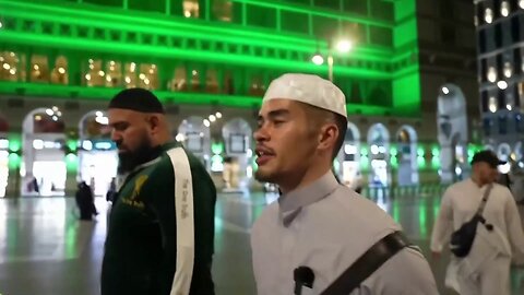 little kids run off with Sneako’s camera while he was streaming In Medina 😭😭