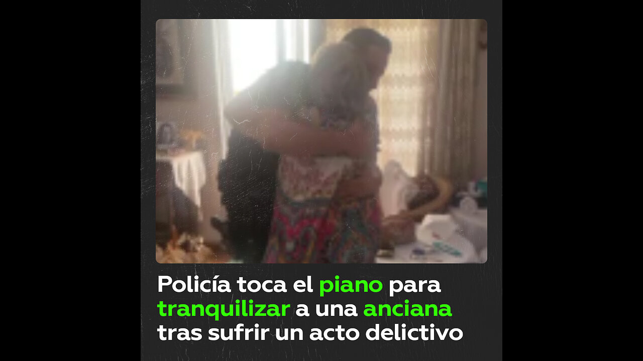 Policía toca el piano para tranquilizar a una mujer que sufrió un acto delictivo en su casa