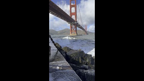 Paddle Border Rides Big Wave Under Golden Gate Bridge