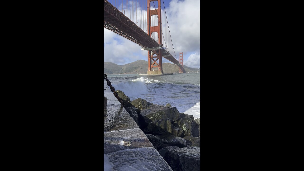 Paddle Border Rides Big Wave Under Golden Gate Bridge