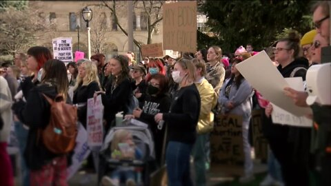 Hundreds gather for abortions right rally in downtown Milwaukee