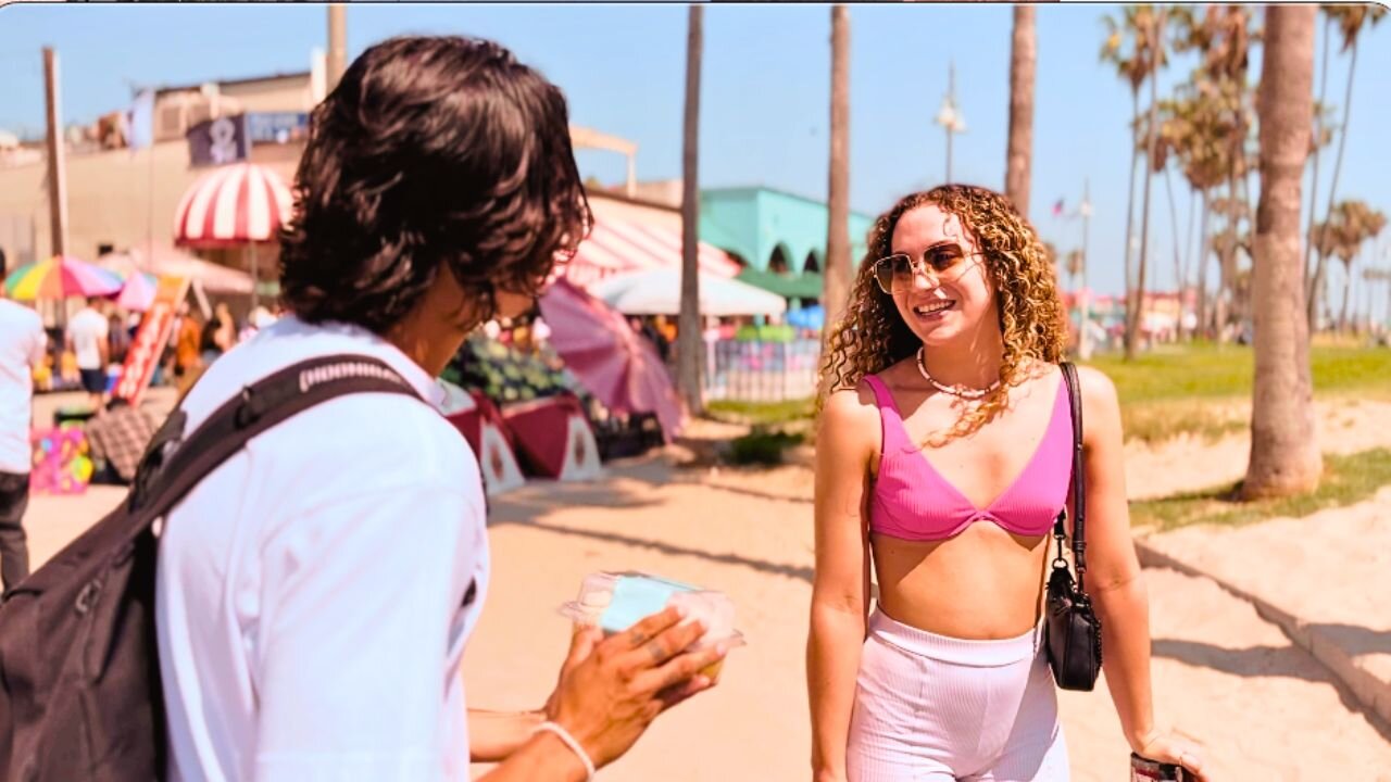Picking up girls in Venice Beach (USING CUPCAKES)