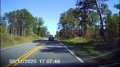 Driver nearly crashes into oncoming traffic on Cairo Rd