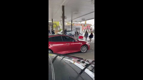 Meanwhile in Chicago a black woman goes crazy and crashes into vehicles