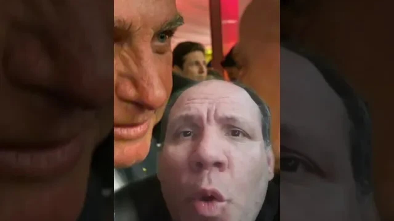 Bolsonaro se emociona ao abraçar Dom Bertrand, tetraneto de Dom Pedro l