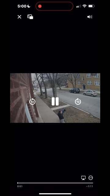 Fool tries to take fame officer’s gun