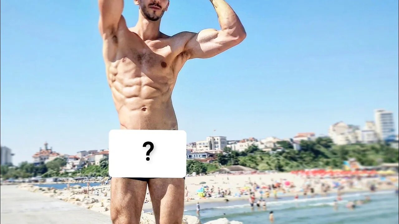 Muscle Guy shows his BODY in PUBLIC