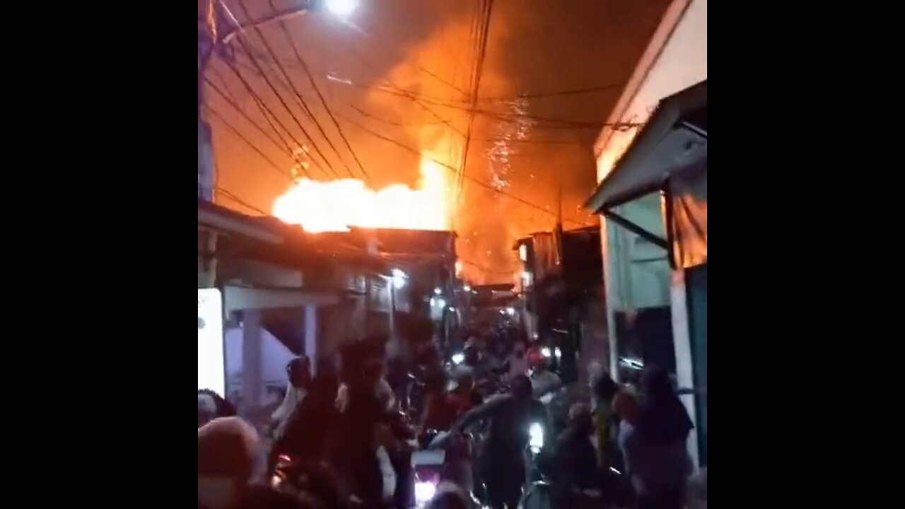 🚨Warning: The explosion of a fuel station for the energy company Pertamina in Jakarta, Indonesia