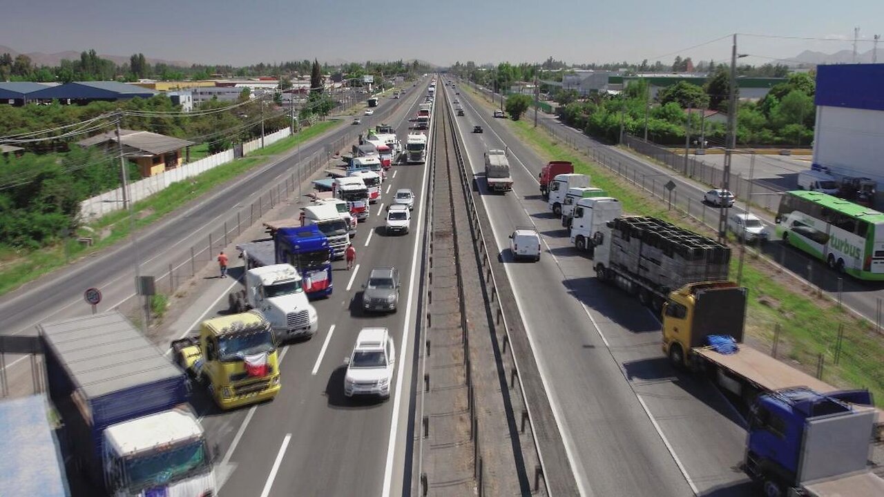 Chile: Truckers block traffic on Santiago highway in protest against soaring fuel prices -22.11.2022