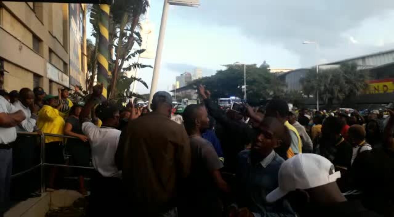 WATCH: Police, supporters of criminally charged Durban mayor clash in city (WVA)