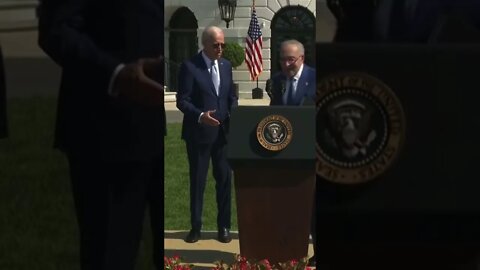 Joe Biden Forgets He Just Shook Schurer’s Hand 🙄