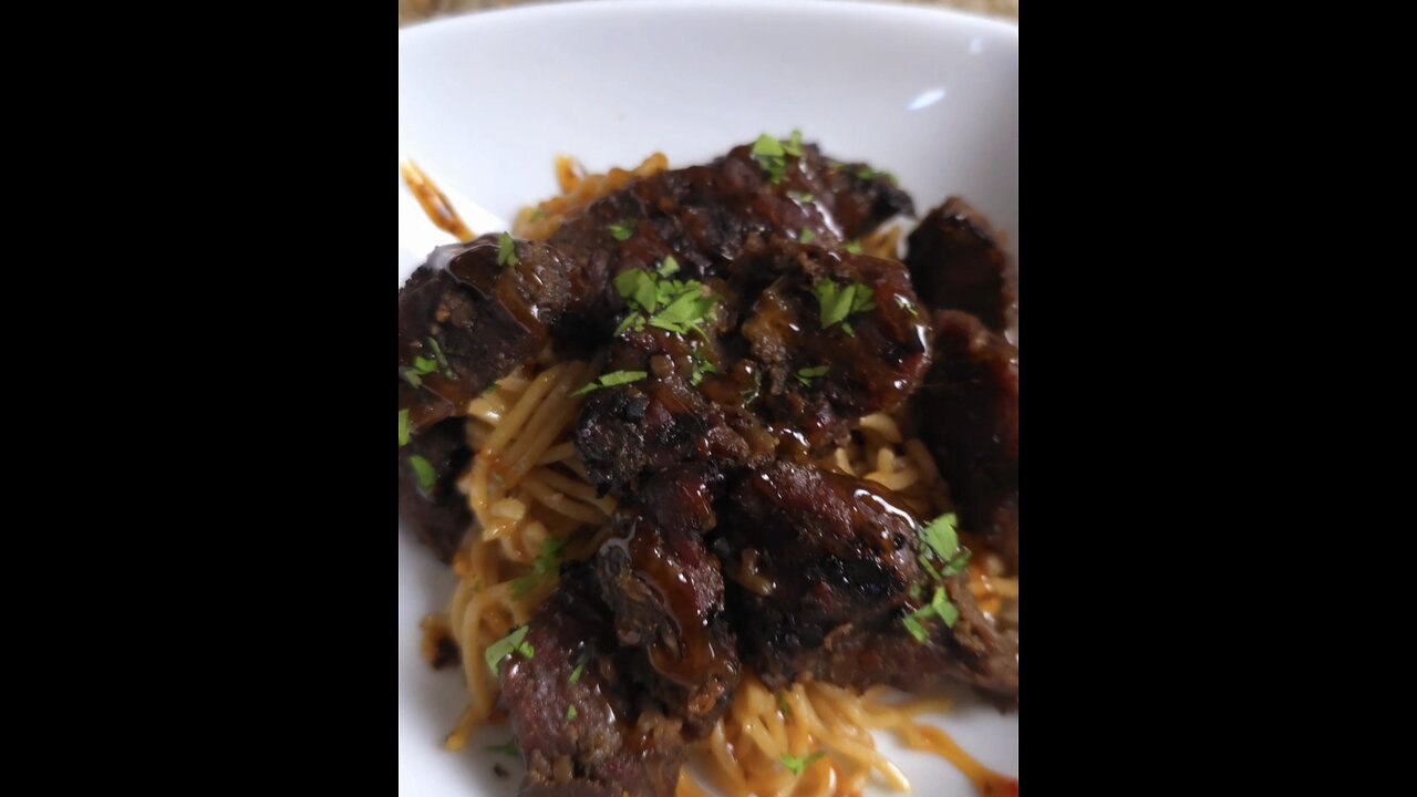 The ULTIMATE Sous Vide Steak Tips with Bangin' Garlic Noodles 🔥