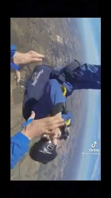 Guy saves someone having seizure mid air skydiving