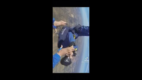 Guy saves someone having seizure mid air skydiving