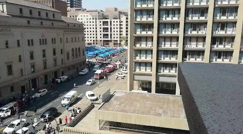 Firefighter falls from burning government building in Joburg CBD (Xod)