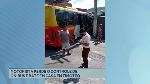 Motorista perde o controle de ônibus e bate em casa em Timóteo