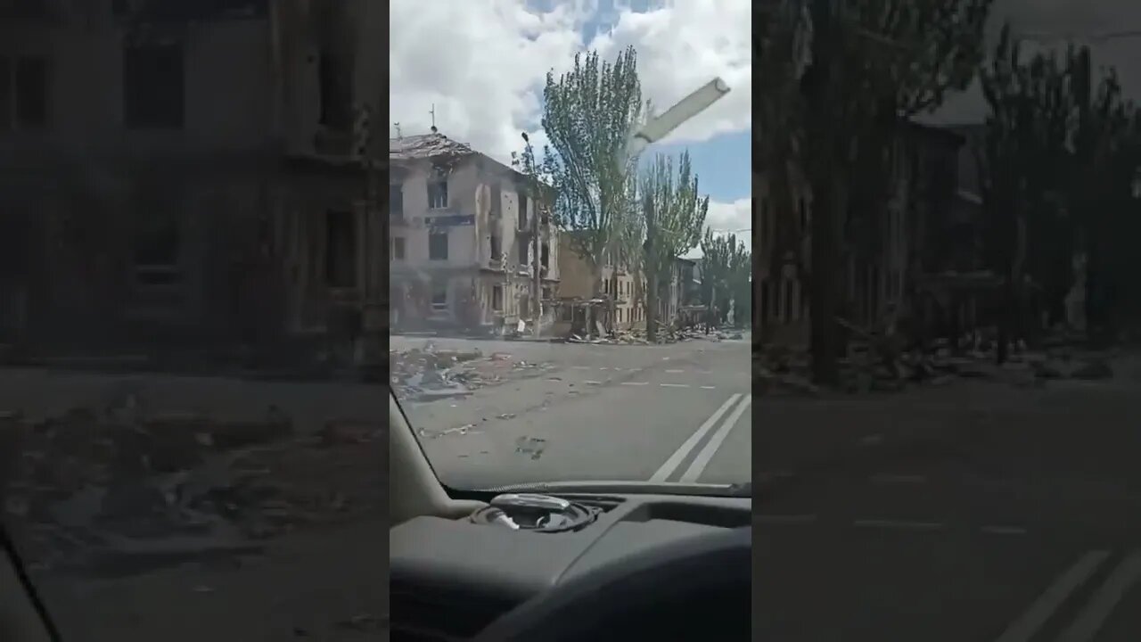 Drive through the center of Mariupol, a ghost town!