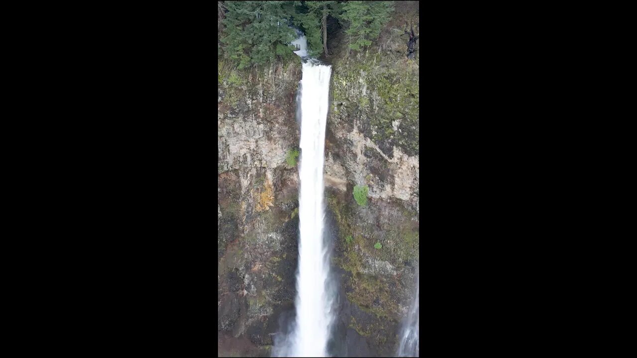 Flight to Spectacular Multnomah Falls, Oregon