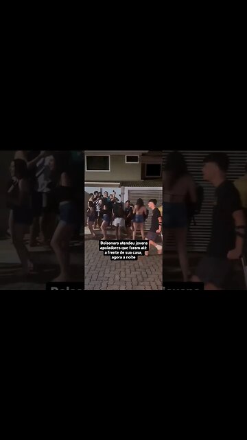 Bolsonaro se reúne com jovens apoiadores.