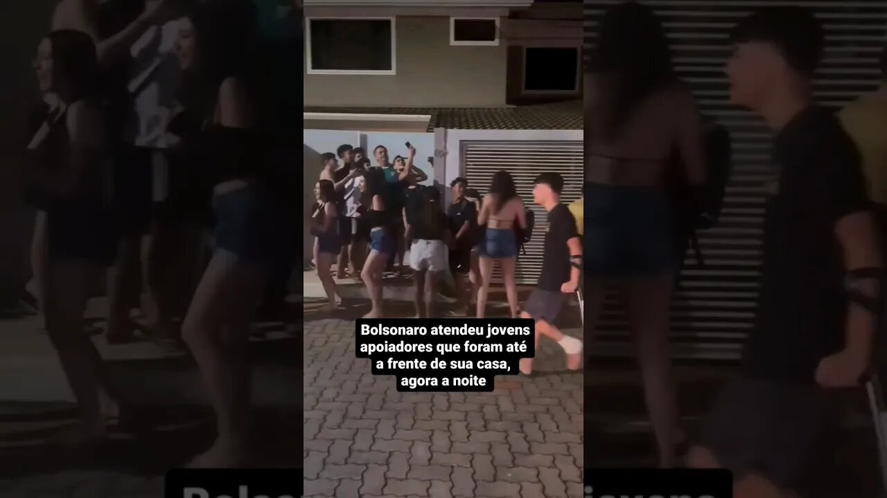 Bolsonaro se reúne com jovens apoiadores.