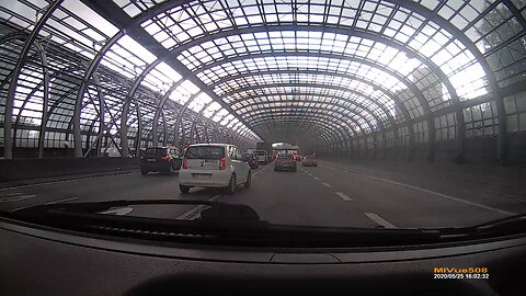 Zmiana pasa ruchu bez sygnalizowania manewru i przez linię ciągłą