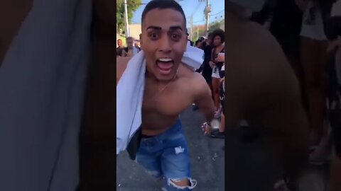 Torcida do Botafogo imitando o Toro nos arredores do Mané Garrincha