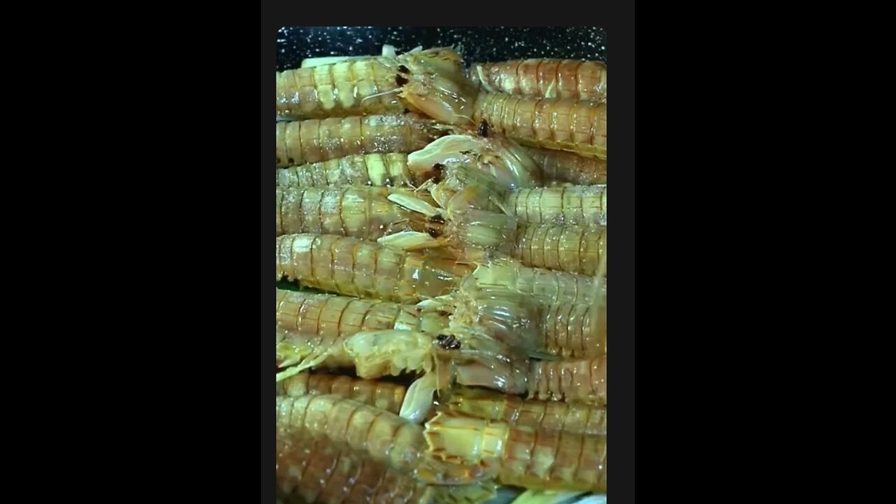 Boiled shrimps and seafood