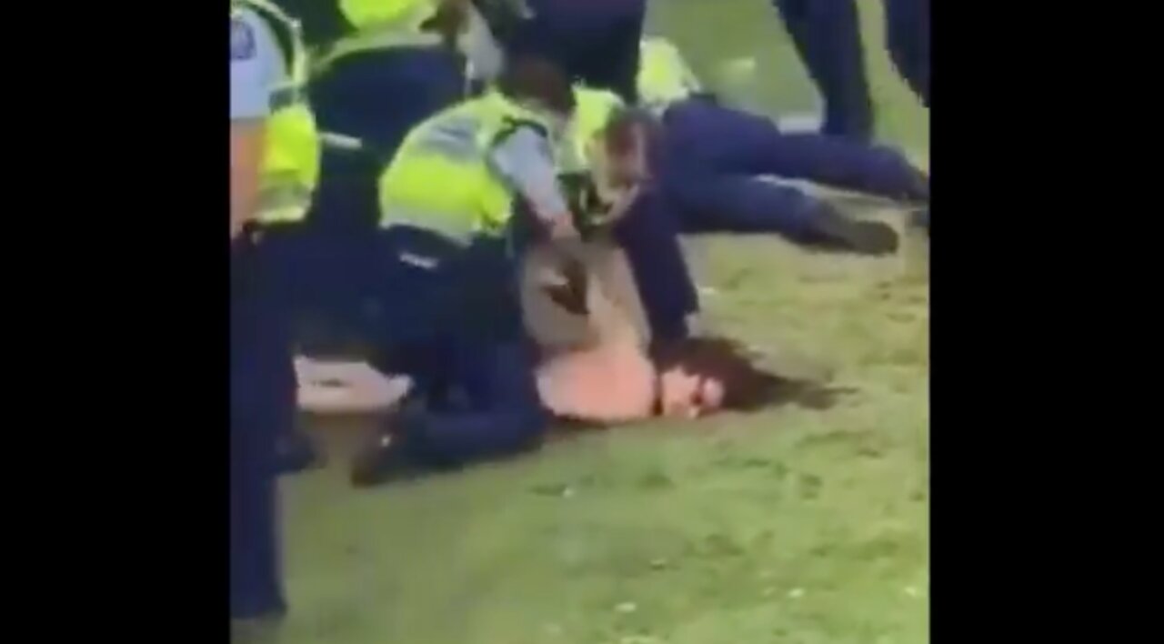 How Police Treated Peaceful Protestors, Parliament, Wellington, New Zealand, 10 Feb, 2021