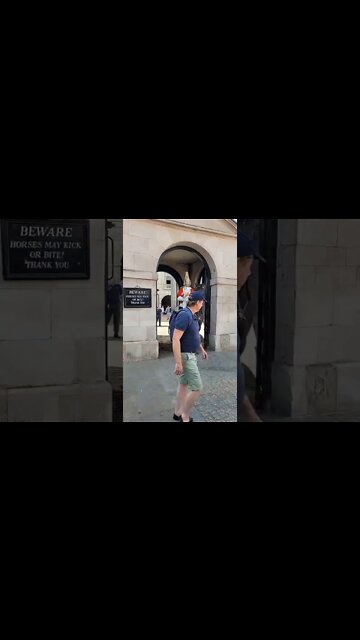 The Queen's Guard Shouts do not touch the Reins 27/8/22 #horseguardsparade