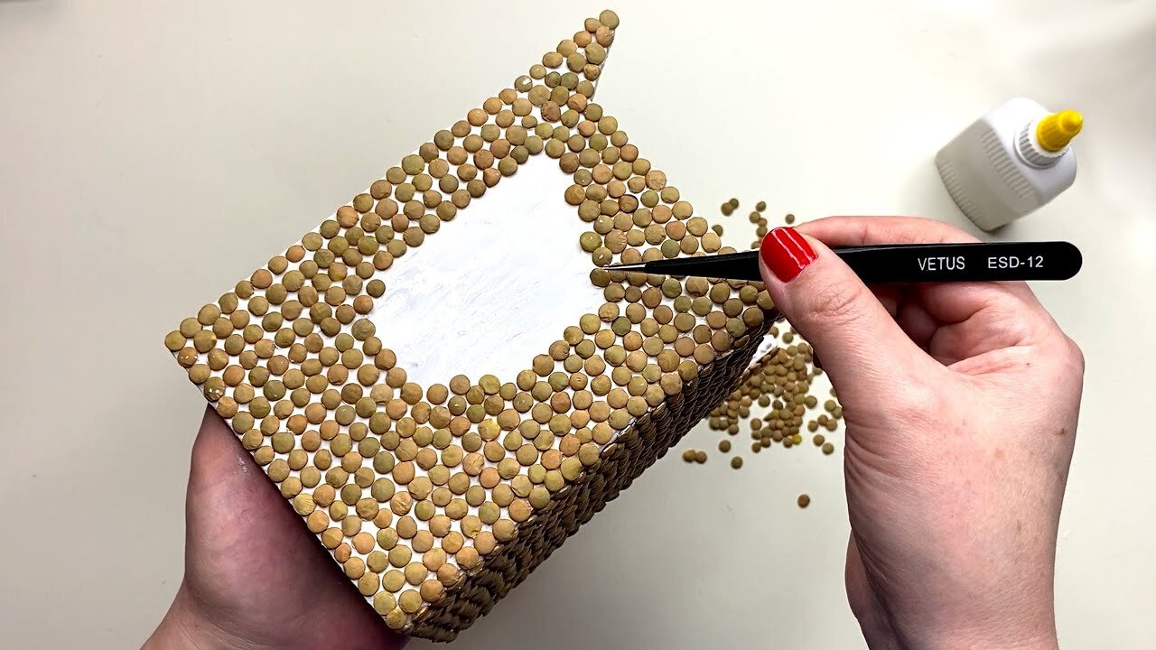 DIY Amazing box made of cardboard and lentils