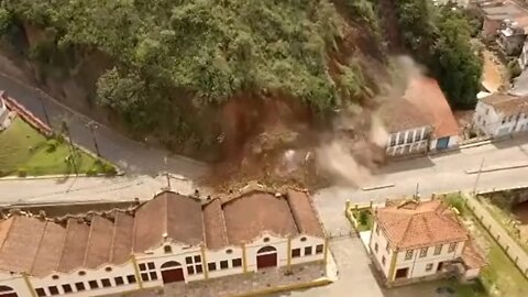 Morro desmorona sobre casas em Ouro Preto. Veja o momento do acidente