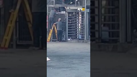 An automatic machine gun is installed at an Israeli apartheid checkpoint in al-Khalil (Hebron).