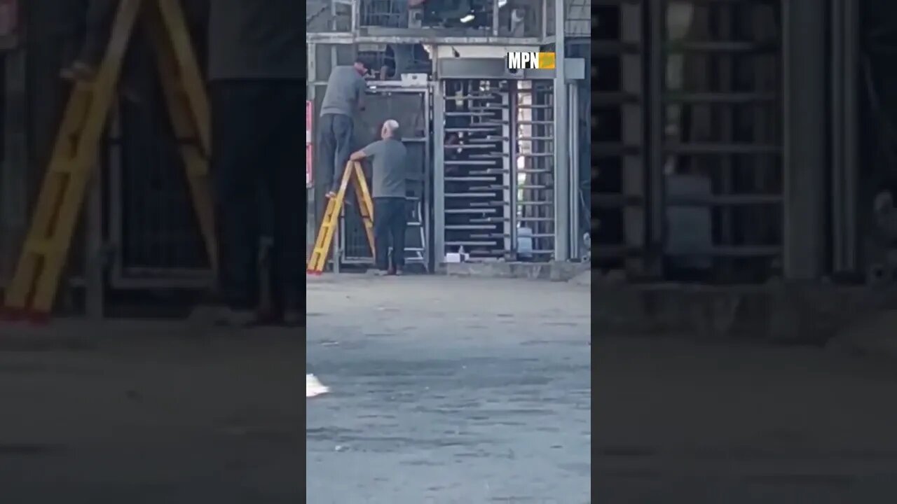 An automatic machine gun is installed at an Israeli apartheid checkpoint in al-Khalil (Hebron).