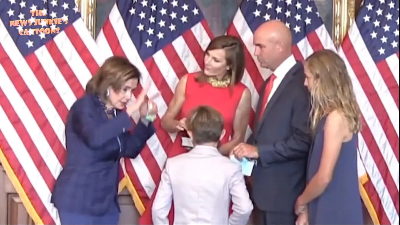 Democrat Pelosi takes off mask, breaking her own mandate, for a photo.