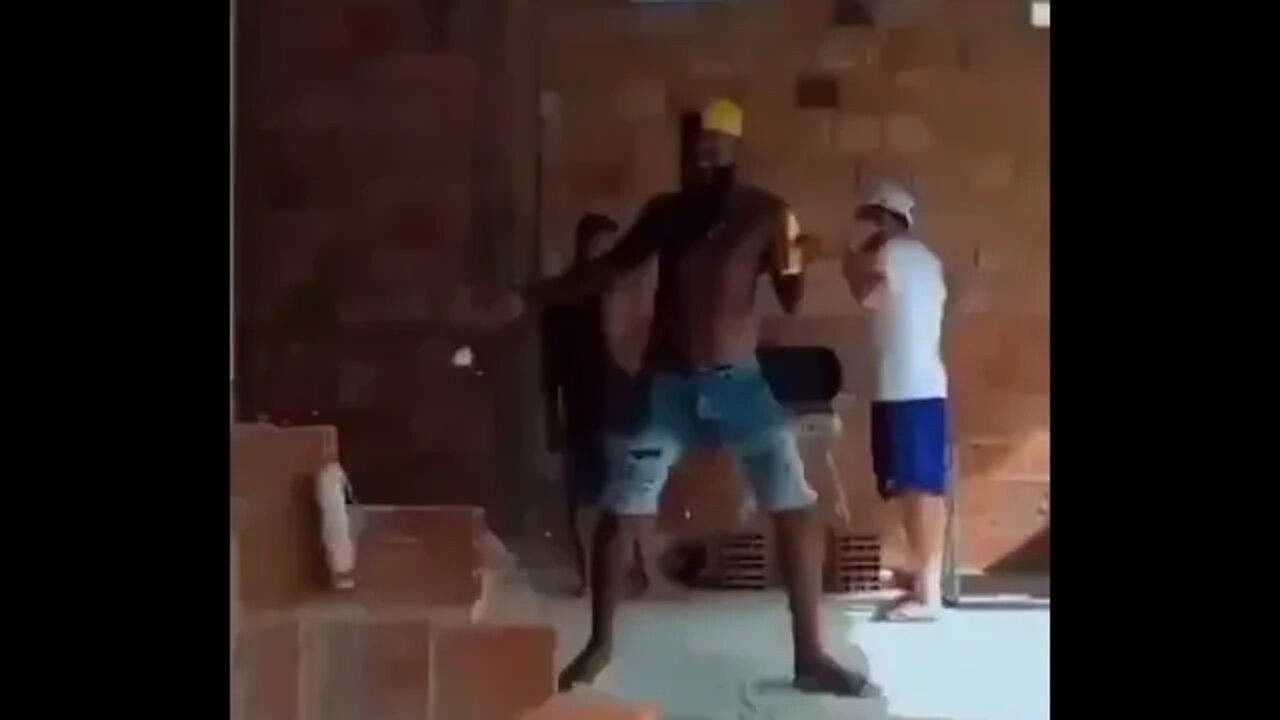 PEDREIROS ZOEIROS MUITA BAGUNÇA NA OBRA ( MEME ) ( PEDREIRO DANÇANDO FUNK ) ( FUNK DOS PEDREIROS )