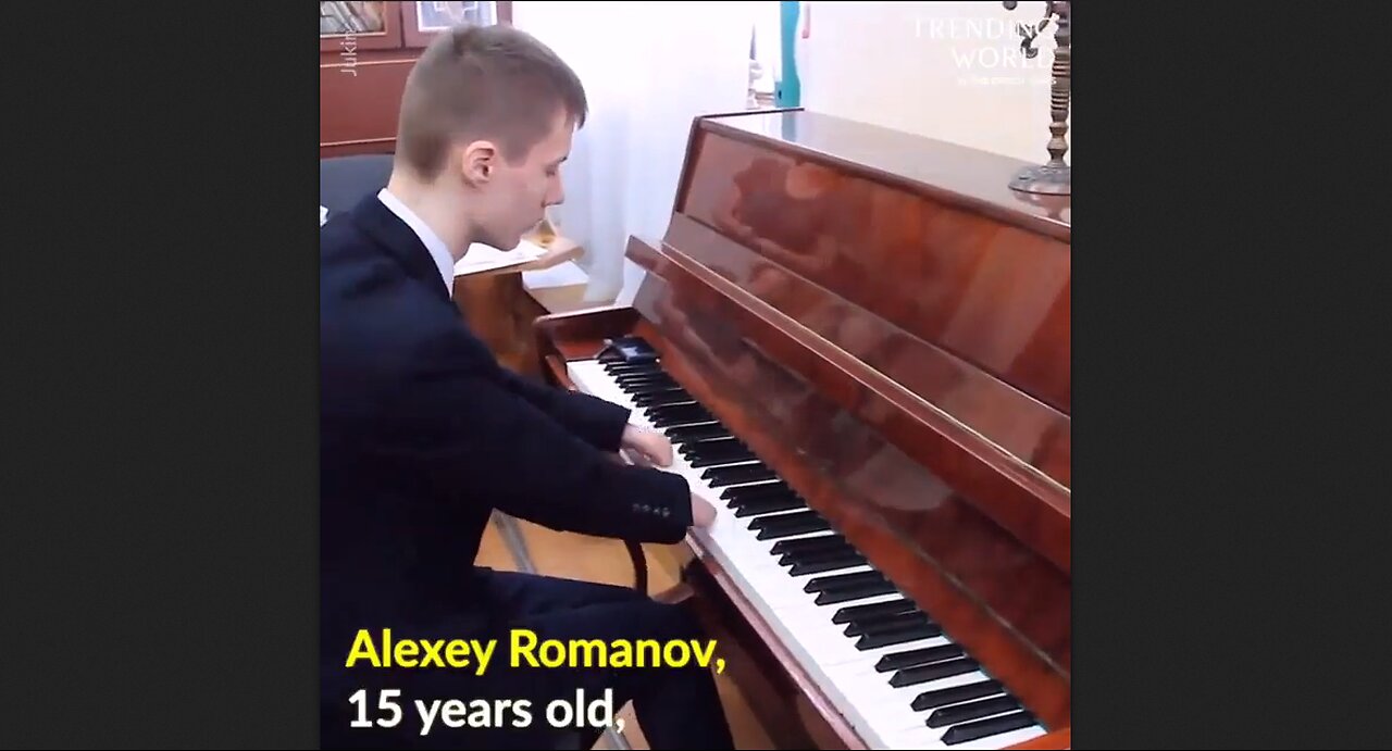 Alexey Romanov is a very accomplished concert pianist without hands