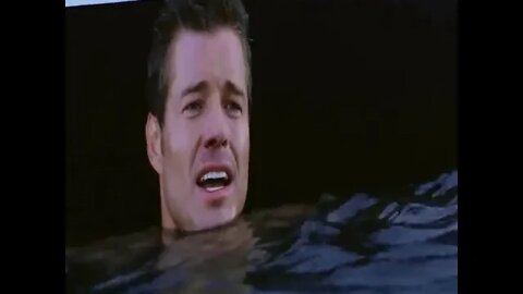 6 أفراد محاصرين فى البحر 💦