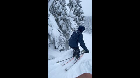 40ft cliff send on skis!