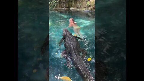 swimming with may friend 🐊🐊🐊🐊👙👙👙