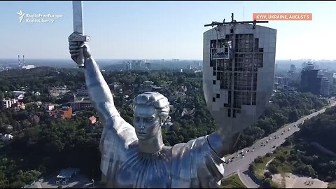 Ukrainian Soars High To Tear Down Soviet Symbols Amid Russian Invasion