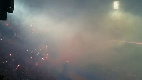 Torcida do Cerro Porteño jogando sinalizadores no campo de jogo