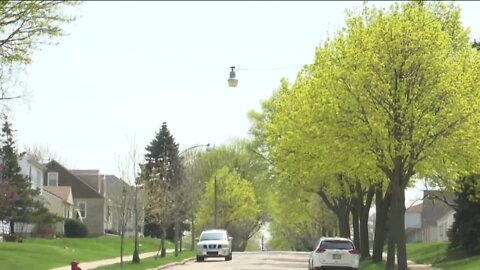 Milwaukee Council members approve more money to fix aging street lights