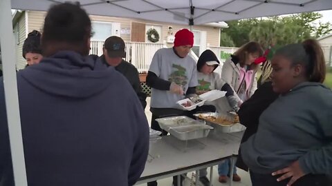 West Palm Beach family serves up hot meals on cold Christmas