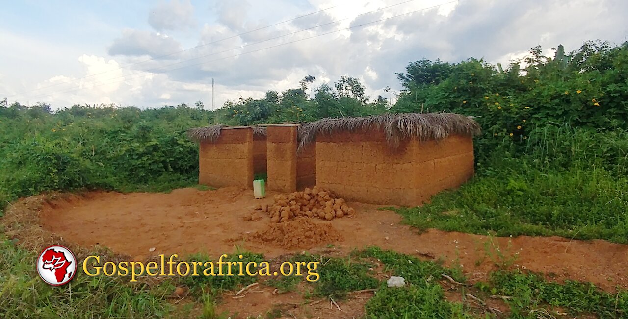 Constructing a mud house the same way it has been done for centuries in Wast Africa.